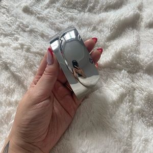 Beautiful hair clip, great for half up and down chic style